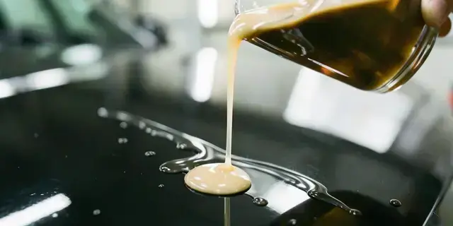 ガラス系コーティング剤をボディに滴下する瞬間