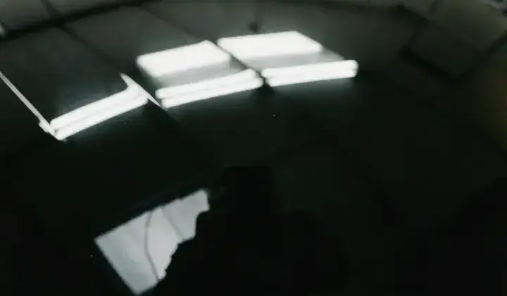 鏡面に近づいた濃色ボディの映り込み