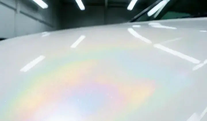 パールの深みが増したボンネットのクローズアップ